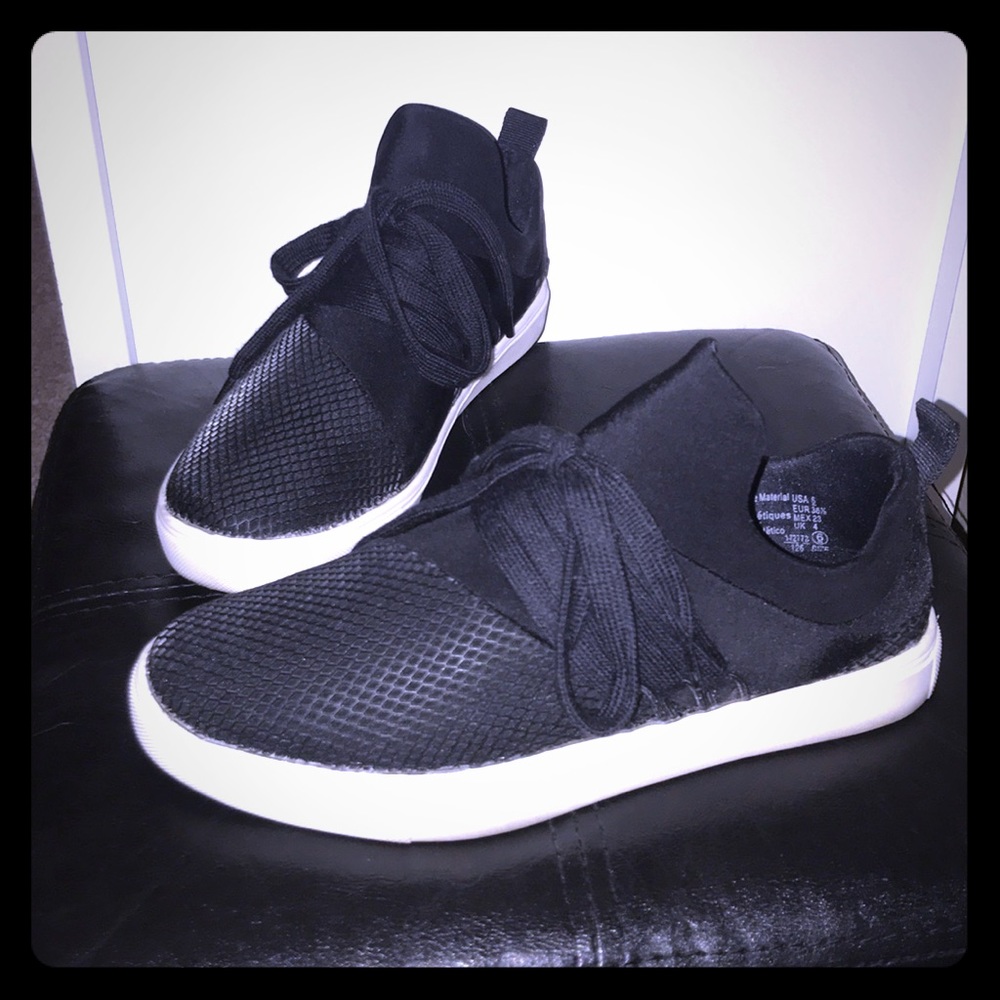 Black sneakers with white soles.